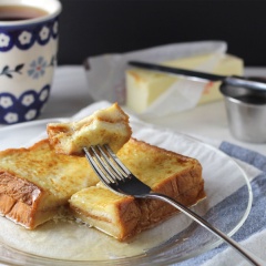 Bánh mì chiên xong, cho ra đĩa thưởng thức ngay. Cho một ít bơ còn lại lên, sau đó bạn rưới siro Cây Phong hay mật ong lên đều được nhé.