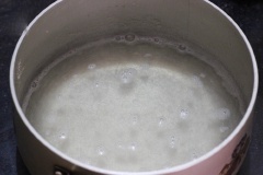 Bơ, xoài, dưa hấu gọt bỏ vỏ, cắt miếng nhỏ. Nho rửa sạch, cắt đôi từng quả, bỏ hạt. Vắt lấy nước cốt 1 quả chanh, bỏ hạt. Đổ 1 lít nước vào nồi đun sôi, trộn 270g đường với 10g bột thạch đổ vào nồi khuấy đều tay cho đường và bột rau câu tan hết. Khi nồi rau câu sôi lại thì tắt bếp, đổ nước cốt chanh vào nồi khuấy đều.