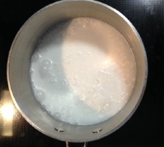 Làm nước cốt dừa: Pha 2 muỗng canh bột năng với 1/2 chén nước, cho vào nấu cùng với nước cốt dừa và 2 muỗng canh đường còn lại, chút xíu muối. Nước cốt dừa sôi liu riu thì tắt bếp.