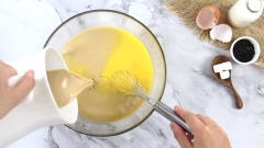 Cho vào tô 6 quả trứng gà và 4 lòng đỏ trứng, khuấy tan nhẹ để tránh tạo bọt khí. Cho hỗn hợp trà sữa vào phần trứng, khuấy đều cho hòa quyện rồi đem lọc qua rây nhiều lần để phần flan được mịn nhất.