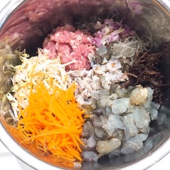Chuẩn bị đầy đủ các thành phần. Cà rốt cắt sợi, nắm mèo xắt nhuyễn, miến ngâm cắt khúc ngắn bằng 1 đốt ngón tay, giá cắt đôi. Chọn loại bánh đa Bắc để khi cuốn sẽ không bị vỡ và ăn giòn ngon hơn.