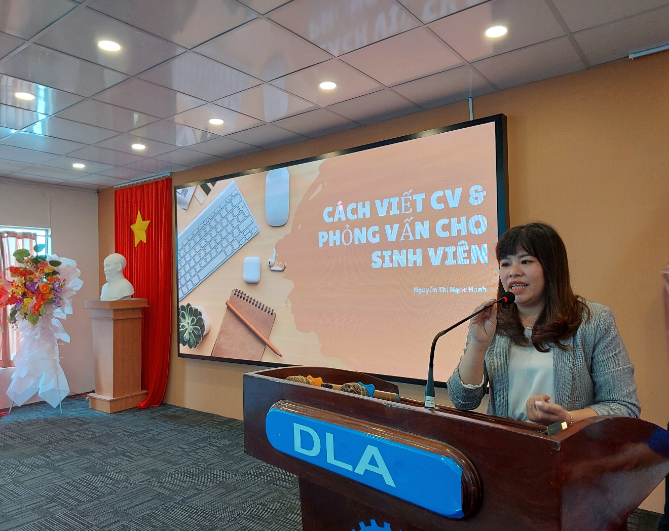 Chị Nguyễn Thị Ngọc Hạnh – GĐ Khối văn phòng Công ty cổ phần Interhouse Long An với chủ đề “Cách viết CV và phỏng vấn cho sinh viên”