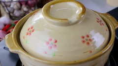 Sau khi phi tỏi xong thì xếp cá kèo đã ướp vào nồi đất, đổ nước ướp cá vào chung. Thêm 5 trái ớt đỏ lên mặt, đậy nắp để lửa vừa kho 5 phút cho cá chín. Sau đó mở nắp, rưới nước kho lên cá để những con cá cá kèo kho rau răm nằm ở trên mặt được thấm đều hương vị. Cá kèo kho rau răm liu riu 30 phút đến khi thịt cá săn lại, nước kho sền sệt là có thể dùng được rồi.