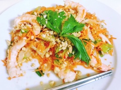 Khi ăn, bạn rưới nước trộn gỏi vào rau củ, trộn đều lên, rắc đậu phộng rang lên mặt rồi thưởng thức. Bạn nhớ chuẩn bị thêm một ít bánh phồng tôm chiên nữa, ăn kèm mới đúng bài nha.