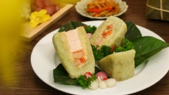 Những chiếc bánh chưng nhân hải sản thơm ngon khó cưỡng chắc chắn đem đến món ngon đặc sắc cho cả nhà trong dịp Tết năm nay nhé. Bánh chưng hải sản có vị thơm dẻo từ lớp gạo nếp lá dứa, phần nhân cá hồi, tôm và thanh cua đậm vị ngọt ngon, ăn ngon và rất bổ dưỡng đấy.
