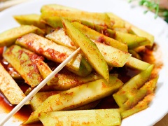 Nếu thích dùng lạnh có thể để xoài lắc trong tủ lạnh khoảng 1 tiếng đồng hồ rồi dùng nhé! Xoài lắc chua cay đơn giản chỉ trong khoảng 5 phút chế biến bạn có thể làm ra được món xoài lắc ngon lành cành chanh. Miếng xoài xanh chua chua, cay cay trông thôi đã ứa nước bọt rồi.
