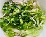 Phần thân hành còn lại thì thái nhỏ. Ngò cũng rửa sạch, lấy một vài khúc thân trộn với phần đầu hành.