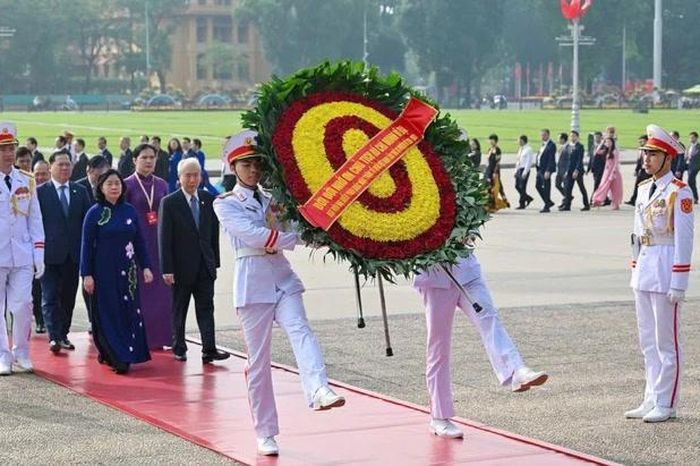 Đại biểu dự Đại hội Mặt trận Tổ quốc vào Lăng viếng Bác - Đài Phát thanh và truyền hình Hà Nội