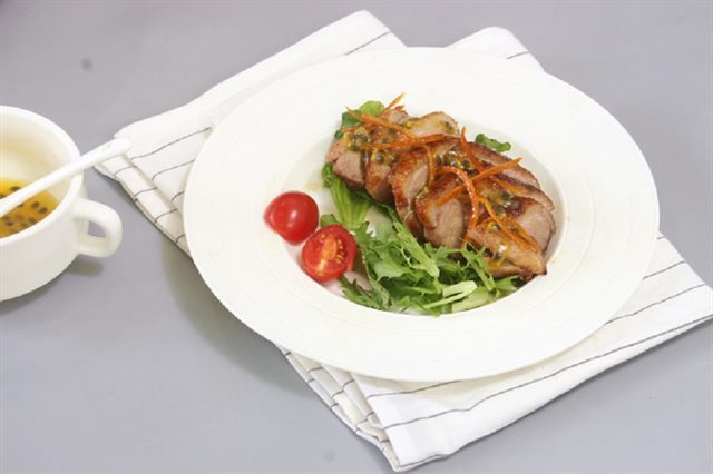 Thịt Ức Vịt Chiên Áp Chảo Trộn Sốt Chanh Dây Và Mứt Vỏ Cam