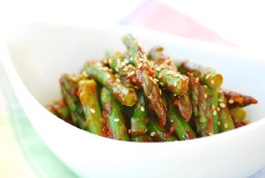 Cuối cùng bạn rắc mè trắng rang lên nữa là hoàn thành rồi. Món này thưởng thức với cơm trắng là ngon hết bài nha. Ngày chay thanh đạm mà có món Hàn Quốc như thế này để ăn kèm thì cũng thú vị lắm đấy.