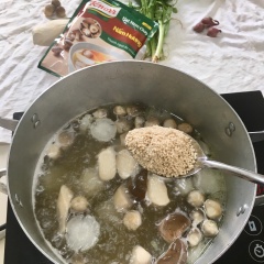 Nêm gia vị: 1 muỗng cà phê muối, 1 muỗng cà phê đường, 1 muỗng cà phê hạt nêm nấm hương Knorr, 1/4 muỗng cà phê bột ngọt.