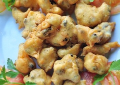 Thả nhộng vào chảo chiên vàng giòn. Nhộng chín cho ra đĩa trang trí với rau mùi và ăn kèm với tương cà.