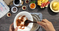 Bắc chảo nhỏ lên bếp, cho 45gr muối vào đảo qua. Thêm bột đinh hương và cam thảo vào đảo trộn cùng trên lửa nhỏ. Rang muối khoảng 5 phút thì cho phần xí muội với nước mơ vào trộn cùng và đảo đều.