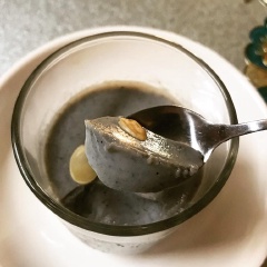 Pudding mè đen có hương vị khá lạ miệng, đổi món cho các món tráng miệng thường ngày. Pudding mè đen có mùi thơm rất đặc trưng, mè đen hòa quyện với vị sữa béo ngậy, rất ngon miệng. Pudding mè đen mịn mượt, sẽ là món tráng miệng ngon và tốt cho sức khỏe để đãi cả nhà, người lớn hay trẻ nhỏ đều sẽ thích.