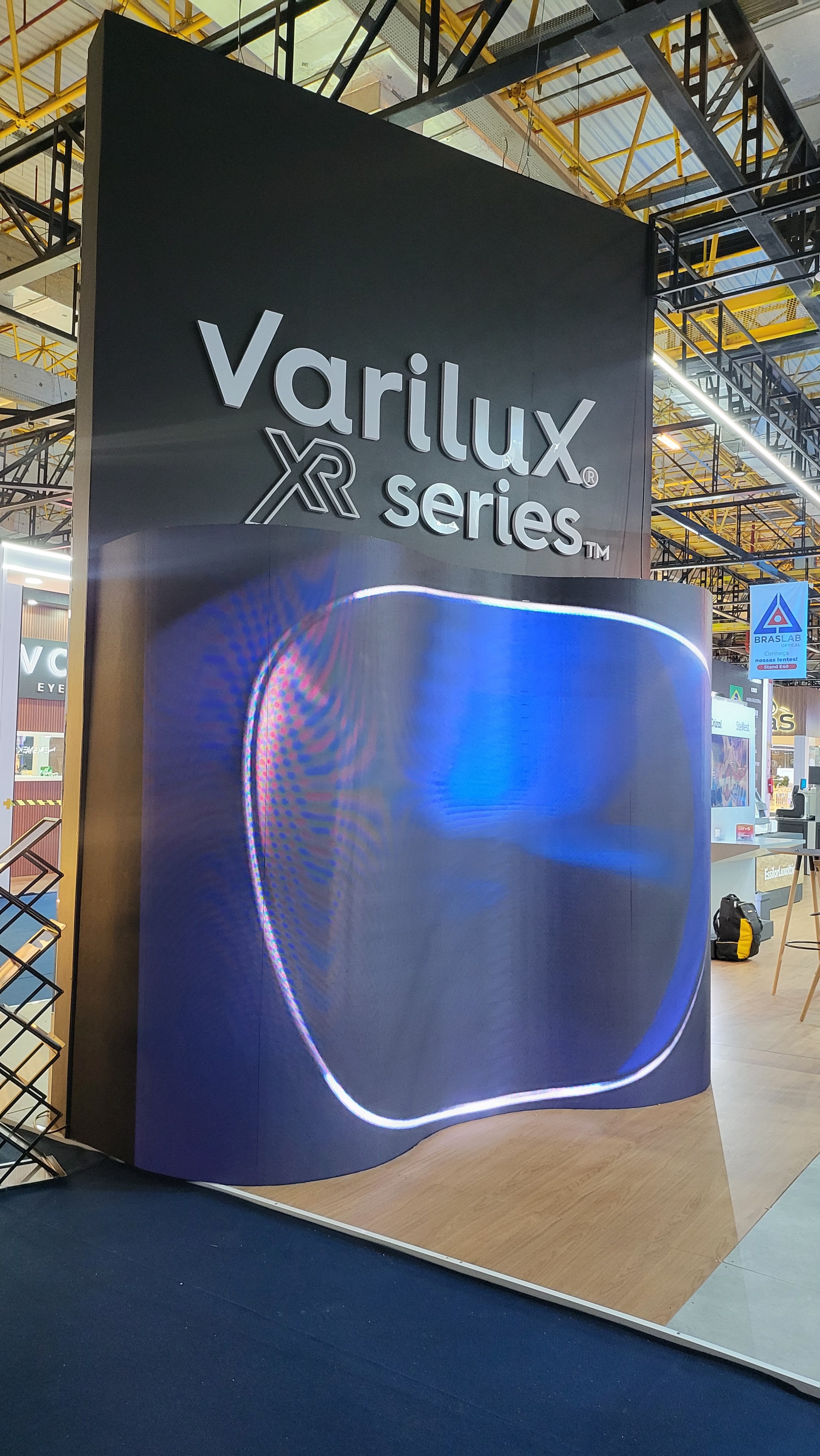 Varilux — Varilux - Painel Dobrável de LED: vista 3 do projeto