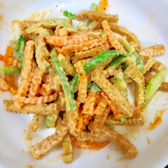 Khuấy đều xốt mayonnaise và tương ớt rồi trộn chung tất cả đậu hủ+cà rốt+dưa leo lại với nhau.