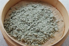 Cách làm bánh dẻo chay: Chuẩn bị nồi hấp, đặt bột gạo nếp trắng vào hấp. Chuẩn bị một nồi hấp khác để hấp bột gạo nếp màu xanh và màu thực phẩm kia. Nhưng nếu không có thì có thể hấp chung cũng được.