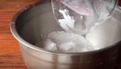 Hòa tan đường trong nước nóng, để nguội bớt. Trộn bột gạo, bột mì và men vào một bát trộn lớn. Sau đó cho nước đường vào khuấy đều. Sau đó cho nước đường vào khuấy đều. Dùng muỗng khuấy đều cho hỗn hợp hòa tan hoàn toàn, có thể lược hỗn hợp qua rây để loại bỏ bột đóng cục.