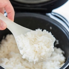 Đầu tiên bạn vo gạo và nấu cơm, chú ý giảm bớt lượng nước khi nấu, như vậy cơm sẽ hơi khô hơn thông thường, có độ tơi, khi trộn với các loại nước sốt hạt cơm sẽ thấm đều, dẻo ngon hơn.