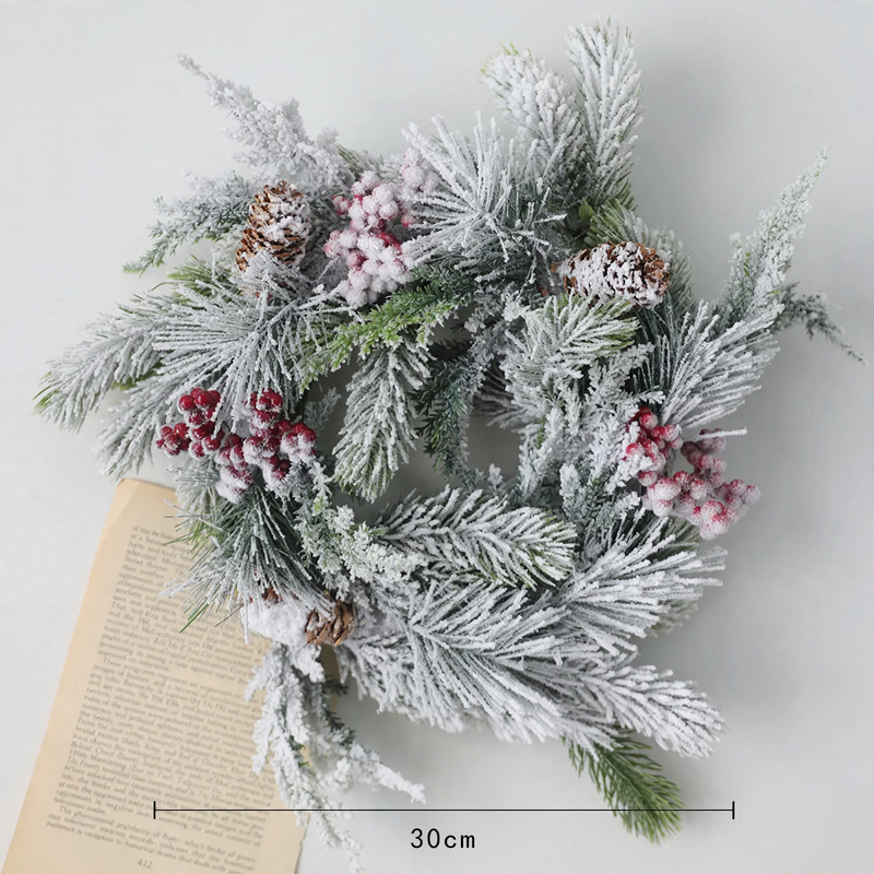 Dekorativer Weihnachtskranz im nordischen Stil mit Schnee-Optik