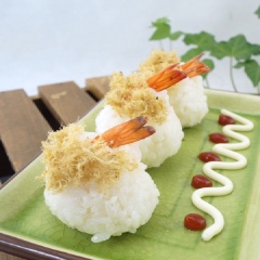 Cuối cùng chỉ việc cho ra đĩa, trang trí thêm tương ớt và sốt mayonnaise để món ăn thêm hấp dẫn. Nhìn rất lôi cuốn và bắt mắt phải không nào?
