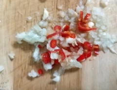 Cắt sợi cà rốt và băm nhuyễn. Sau đó cho 1 muỗng canh cà rốt đã băm nhuyễn vào chén nước mắm. Quậy đều. Lấy thêm 1 tép tỏi, băm nhuyễn cùng với 1/2 trái ớt.