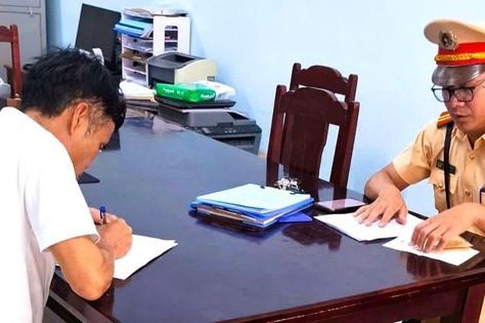 CSGT vào cuộc xử lý tài xế xe bán tải chạy ngược chiều trên Quốc lộ 1A - Báo Người Lao Động