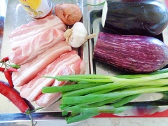 Cà tím rửa sạch, thái miếng dài không quá dày. Ngâm qua nước lạnh pha muối trong vài phút. Sau đó luộc sơ 3-4 phút (tính thời gian nước sôi) thì vớt ra rổ. Trong chén nhỏ, trộn đều 60g đường nâu, 80ml nước mắm, 2 muỗng canh nước,1 muỗng canh ớt băm.