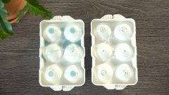 Khi rau câu cốt dừa đã se mặt bạn mới nhẹ nhàng rót rau câu hoa đậu biếc vào rau câu hạt é vào khay sao cho phần rau câu ngập đến 1 nửa khay. Lấy phần nắp đậy lên và ấn chặt tay cho phần rau câu thừa chảy ra ngoài và tạo thành hình tròn đẹp mắt. Dùng một vật cứng đè lên trên để cố định khay rau câu. Để rau câu nguội ở nhiệt độ phòng sau đó cho vào tủ lạnh làm lạnh ít nhất 1 tiếng đồng hồ, như vậy rau câu sẽ cứng và dễ tháo ra khỏi khuôn hơn.