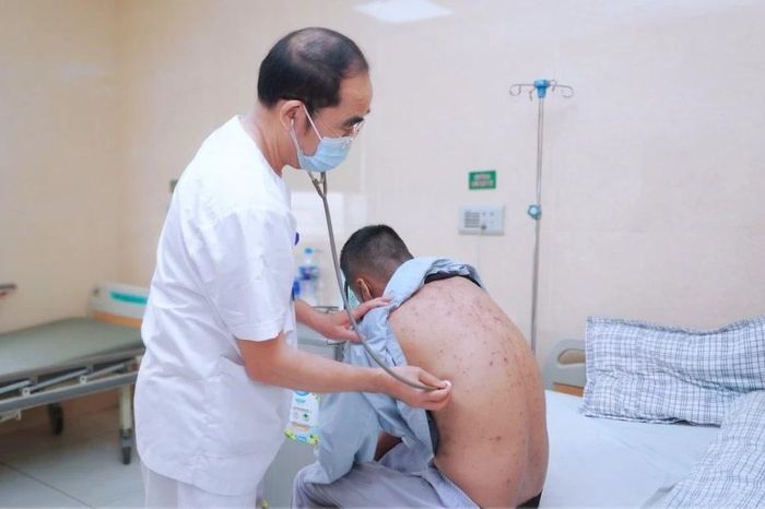 Thủy đậu ở người lớn dễ bội nhiễm, viêm phổi, viêm não - Báo Tri thức &amp; Cuộc sống