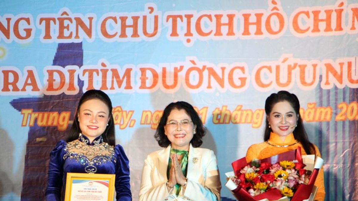 Văn nghệ chào mừng 50 năm Thành phố mang tên Bác tại phường Trung Mỹ Tây - Báo Văn hóa