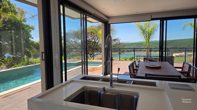 Foto 13 de Casa com 4 Suítes, lote de esquina e com vista para Represa