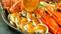 Sốt mắm tiêu màu cam đỏ đẹp mắt, sốt sền sệt thơm dậy mùi gia vị hoà quyện với nước mắm và đặc biệt là the the mùi tiêu. Sốt mắm tiêu dùng chấm hải sản rất phù hợp, vì tính nóng và vị đậm đà sẽ cân bằng lại tính hàn và vị nhạt tự nhiên của hải sản.