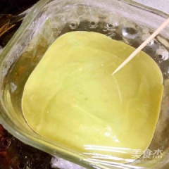 Sau đó đổ hỗn hợp bơ vào khuôn, dùng màng bọc, bọc kín lại. Cho vào nồi hấp khoảng 25 phút cho đến khi bánh chín. Lấy tăm đâm vào bánh kiểm tra xem bánh đã chín chưa. Nếu tăm ướt là bánh chưa chín, tăm khô là bánh chín rồi. Tắt bếp.