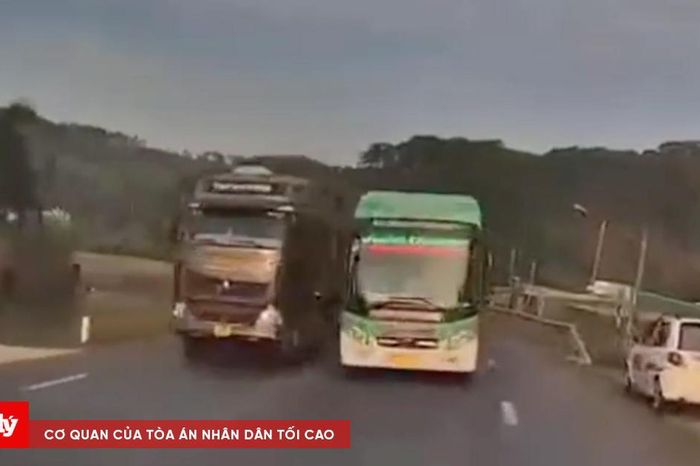 Xử phạt tài xế xe khách vượt ẩu trên đường Hồ Chí Minh - Báo Công Lý