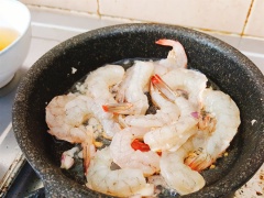 Đun nóng 1 muỗng canh dầu ăn. Cho tôm vào xào chín. Cho miến, cà rốt, hành tím, rau vào tô lớn trộn đều. Rưới nước sốt lên rồi trộn cho thấm.