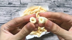 Chiên phồng nui trong dầu nóng.