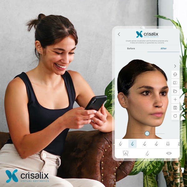 Patient à domicile utilisant un smartphone pour visualiser une simulation 3D dans l’application Crisalix pour le patient. 1080px x 1080px.