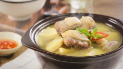 Khi ăn rắc thêm ít ngò om ngò gai hoặc rau quế, thêm vài lát ớt để tăng hương vị. Canh vịt nấu măng ăn nóng cùng với cơm trắng rất ngon, ngoài ra ăn với bún hoặc mì trứng, thêm chén nước mắm ớt hoặc mắm gừng chấm thịt vịt cũng rất hợp lý. Tô canh thành phẩm mang một nét hương vị rất riêng từ măng và thịt vịt, có thanh nhẹ tươi mới mà vẫn giữ được chiều sâu từ nguyên liệu, măng tươi giòn ngọt và hoàn toàn mất đi vị đắng, thịt vịt được hầm mềm thấm vị ăn hoài cũng không thấy ngán.