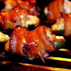 Nướng trên vỉ trong 10 phút cho đến khi thấy thịt chín vàng đều. Pha 1 muỗng cà phê sốt BBQ với 1 muỗng canh tương ớt, 1/4 muỗng cà phê tiêu rồi phết lên trên miếng thịt. Nướng tiếp trong 3 phút để miếng thịt được vàng óng.