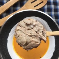 Chưng óc heo trong vòng 15 phút để chín mềm. Cho óc heo vào soup vậy là hoàn thành món soup thơm béo mịn màng. Cực kỳ thích hợp cho người gầy.