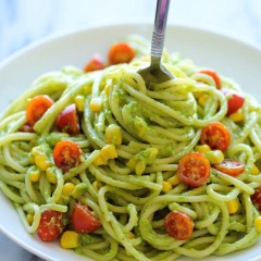 Sau đó trộn mì với hỗn hợp sốt bơ, cà chua bi và bắp hạt là xong món spaghetti mát ngậy này rồi.