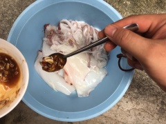 Cho hỗn hợp ướp mực từ từ vào rồi trộn đều cho mực thấm gia vị.