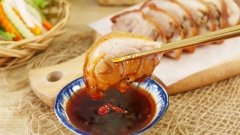 Khi ăn cắt chân giò chiên giòn thành từng lát mỏng, chấm kèm sốt nước mắm mặn ngọt cay và đồ dưa chua rất hợp vị. Chân giò chiên hấp dẫn với lớp da vàng ươm, giòn rụm. Thêm ngay món ăn siêu hot này vào thực đơn các buổi tiệc hay bữa cơm gia đình cuối tuần nha. Chắc chắn mọi người sẽ trầm trồ xuýt xoa luôn đó.