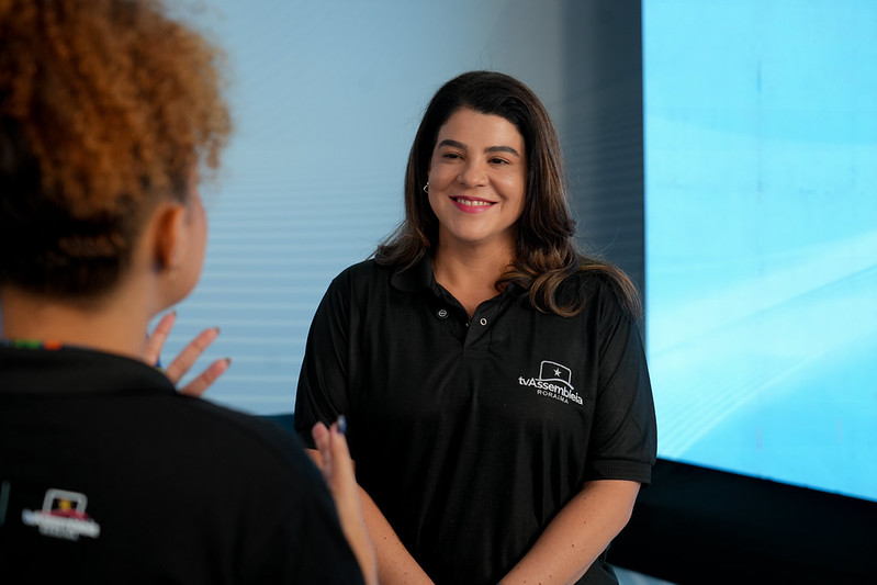 Coordenadora da Rádio Assembleia, Bruna Alves, discute os detalhes da transmissão nacional das Eleições 2026.