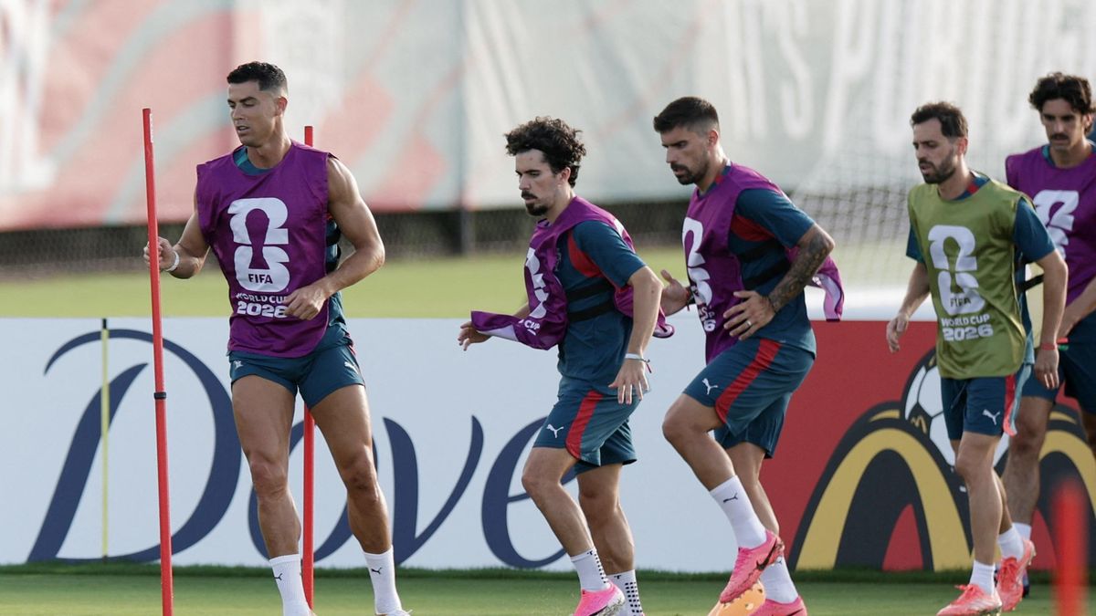 Khoảnh khắc Ronaldo dạy dỗ đàn em trên sân tập - Tạp chí Tri thức