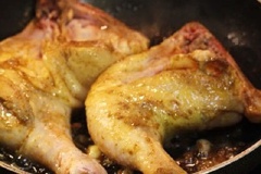 Đun nóng 2 muỗng canh dầu ăn ở chảo, cho thịt gà vào chiên vàng đều hai mặt.