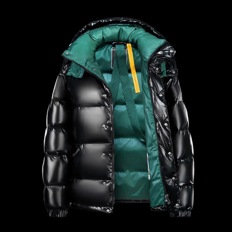 Kurze Herren-Daunenjacke mit Kapuze, glänzend