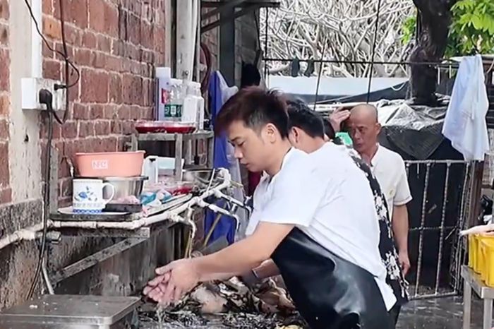 Bên trong quán lẩu gà van xin khách đừng đến nổi tiếng MXH - Tạp chí Tri thức