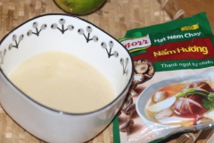 Làm nước sốt trộn gỏi: 02 muỗng cafe hạt nêm Knorr Nấm Hương + 02 muỗng nước cốt chanh + 01 muỗng đường + Ớt sừng bỏ hạt, cắt nhỏ. Đánh đều tay cho tan các nguyên liệu hòa quyện thành hỗn hợp sốt đặc, quyện sánh mịn như sữa đặc.